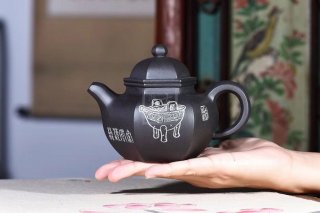 《六方掇球》宜興紫砂壺掇球純手工黑料掇球泡茶壺 《六方掇球》宜興紫砂壺掇球純手工黑料掇球泡茶壺