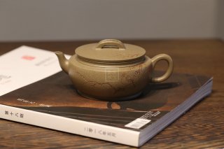《大蘊(yùn)漢瓦》宜興紫砂壺助理工藝美術(shù)師手工刻繪茶壺茶具頂級蟹殼青漢瓦 《大蘊(yùn)漢瓦》宜興紫砂壺助理工藝美術(shù)師手工刻繪茶壺茶具頂級蟹殼青漢瓦