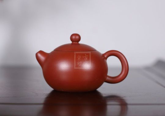 《西施》宜興紫砂壺西施助理工藝美術師手工大紅袍茶壺 《西施》宜興紫砂壺西施助理工藝美術師手工大紅袍茶壺