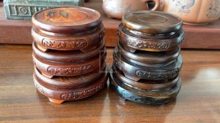 《黑檀木底座》 《黑檀木底座》