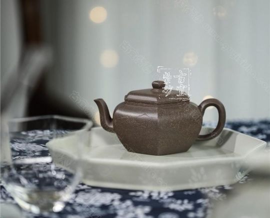 《方駿壺》 《方駿壺》